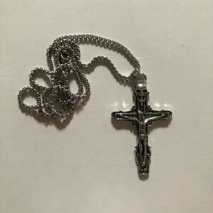 NWOT Silver Skull Cross Pendant Necklace
